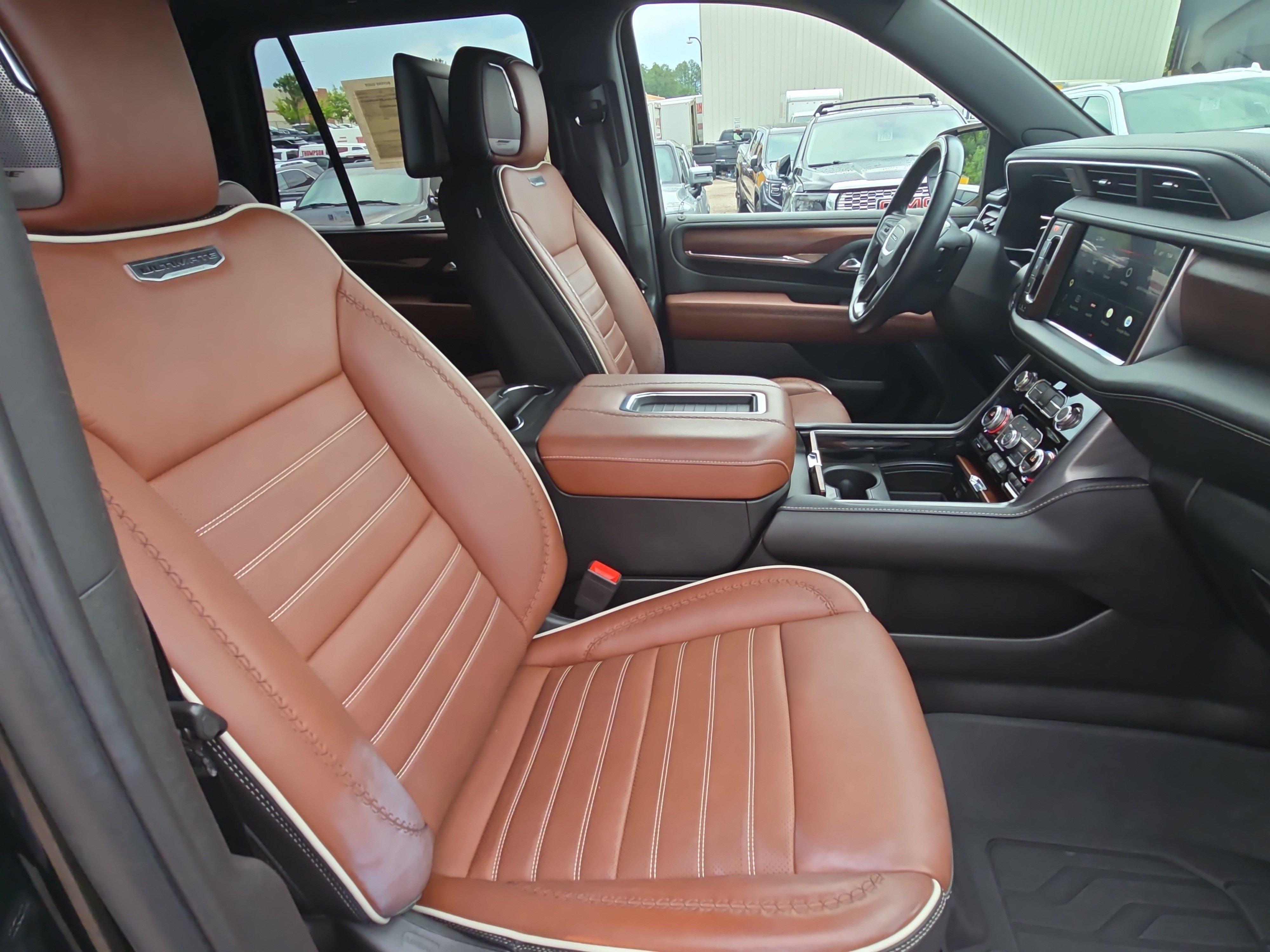 Used 2023 GMC Yukon Denali Ultimate AWD/4WD image 10