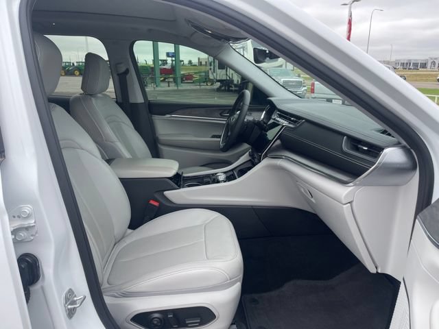 Used 2023 Jeep Grand Cherokee Overland AWD/4WD image 14