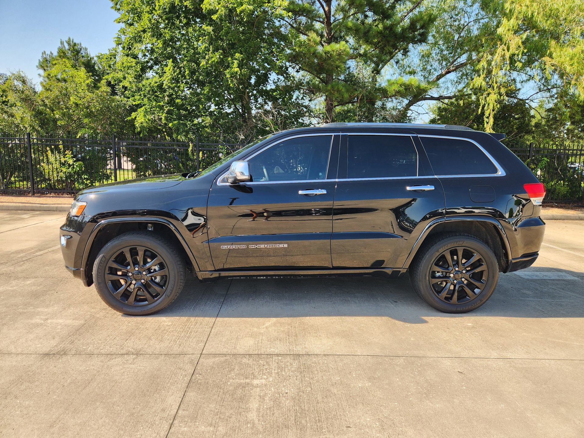 Used 2017 Jeep Grand Cherokee Overland AWD/4WD image 6