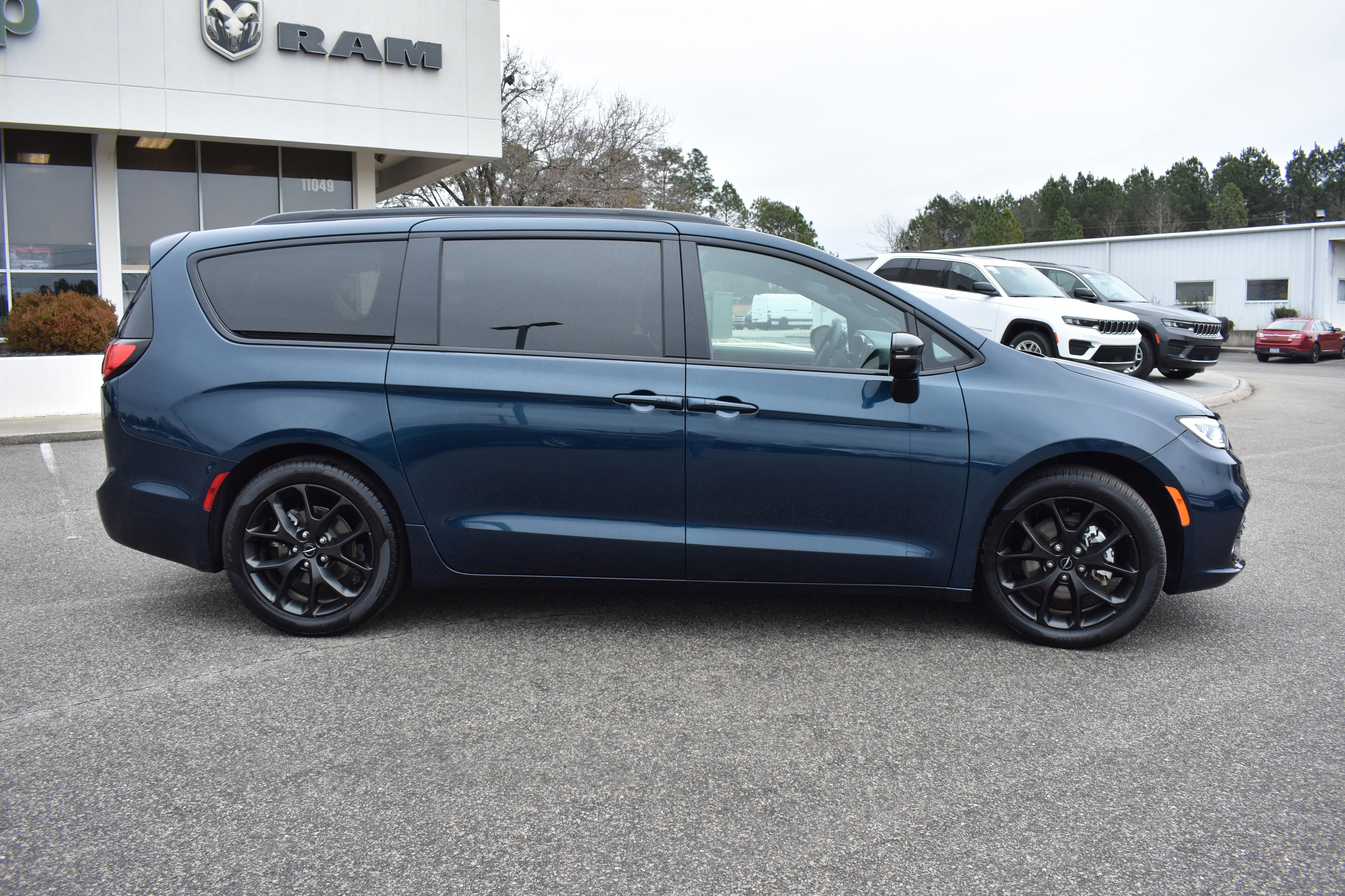 Used 2025 Chrysler Pacifica Limited image 10