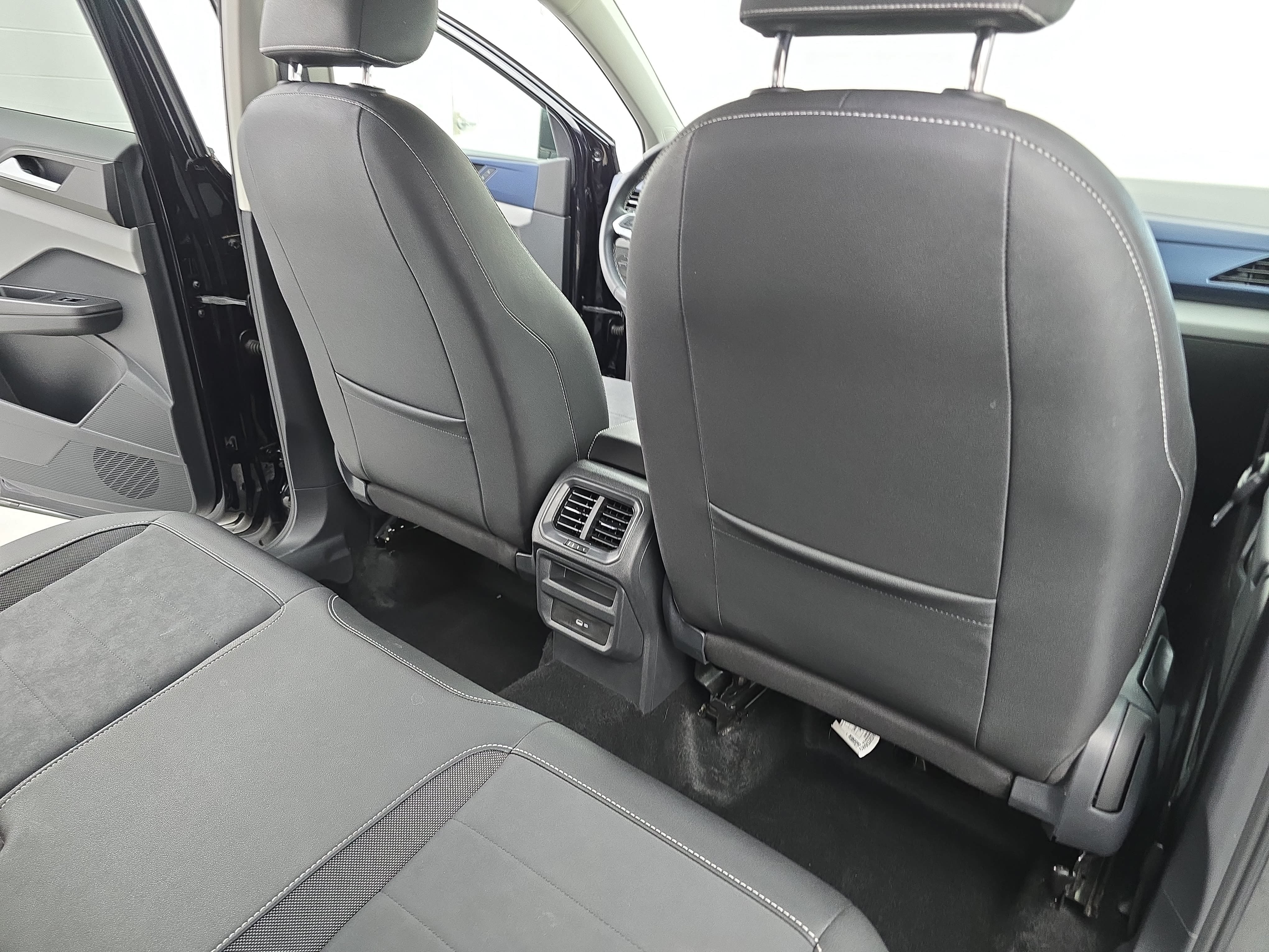 Certified 2023 Volkswagen Taos SE FWD image 11