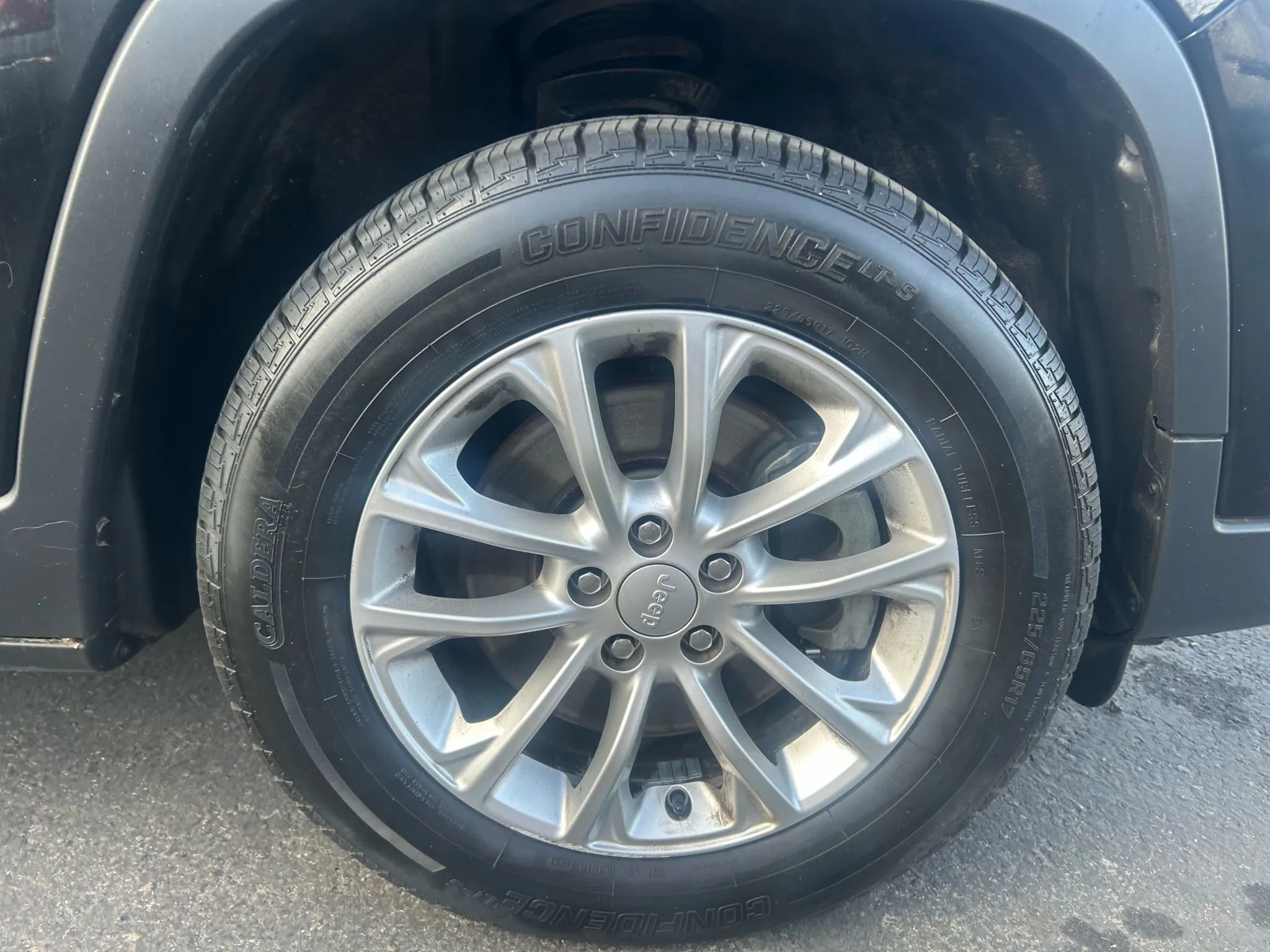 Used 2019 Jeep Cherokee Latitude w/ Popular Appearance Group image 2