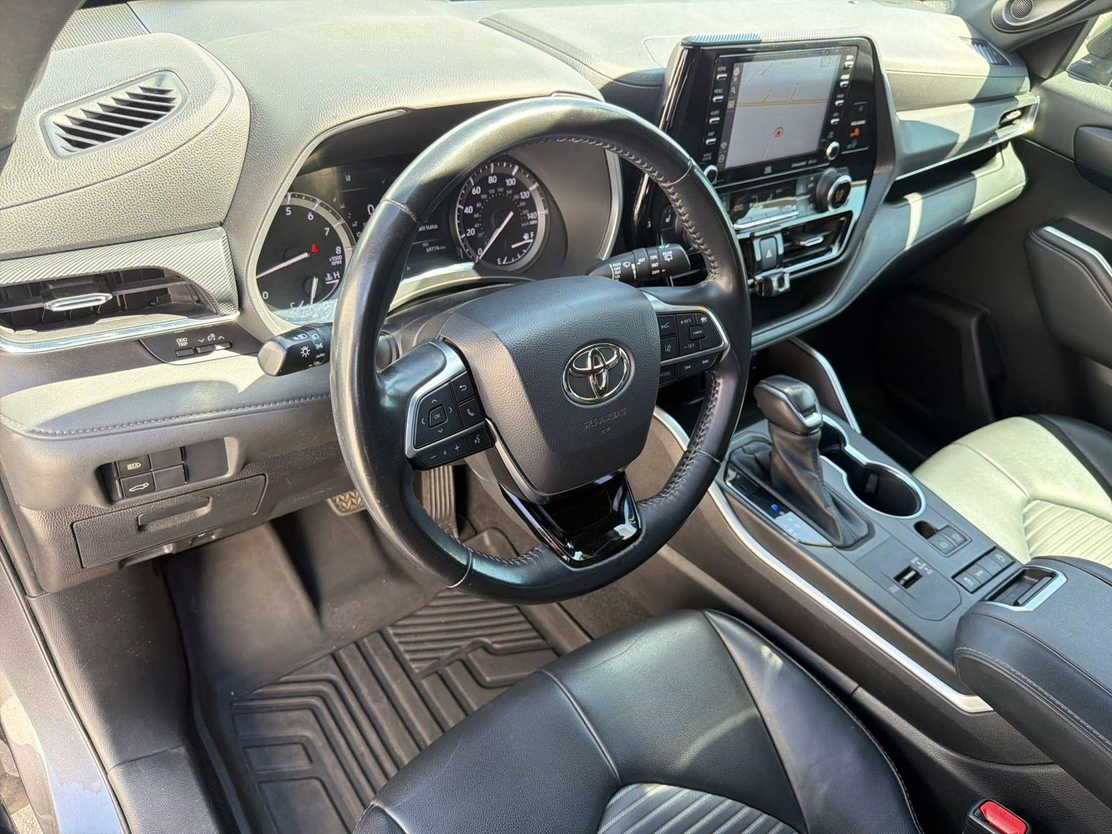Used 2021 Toyota Highlander XSE FWD image 3