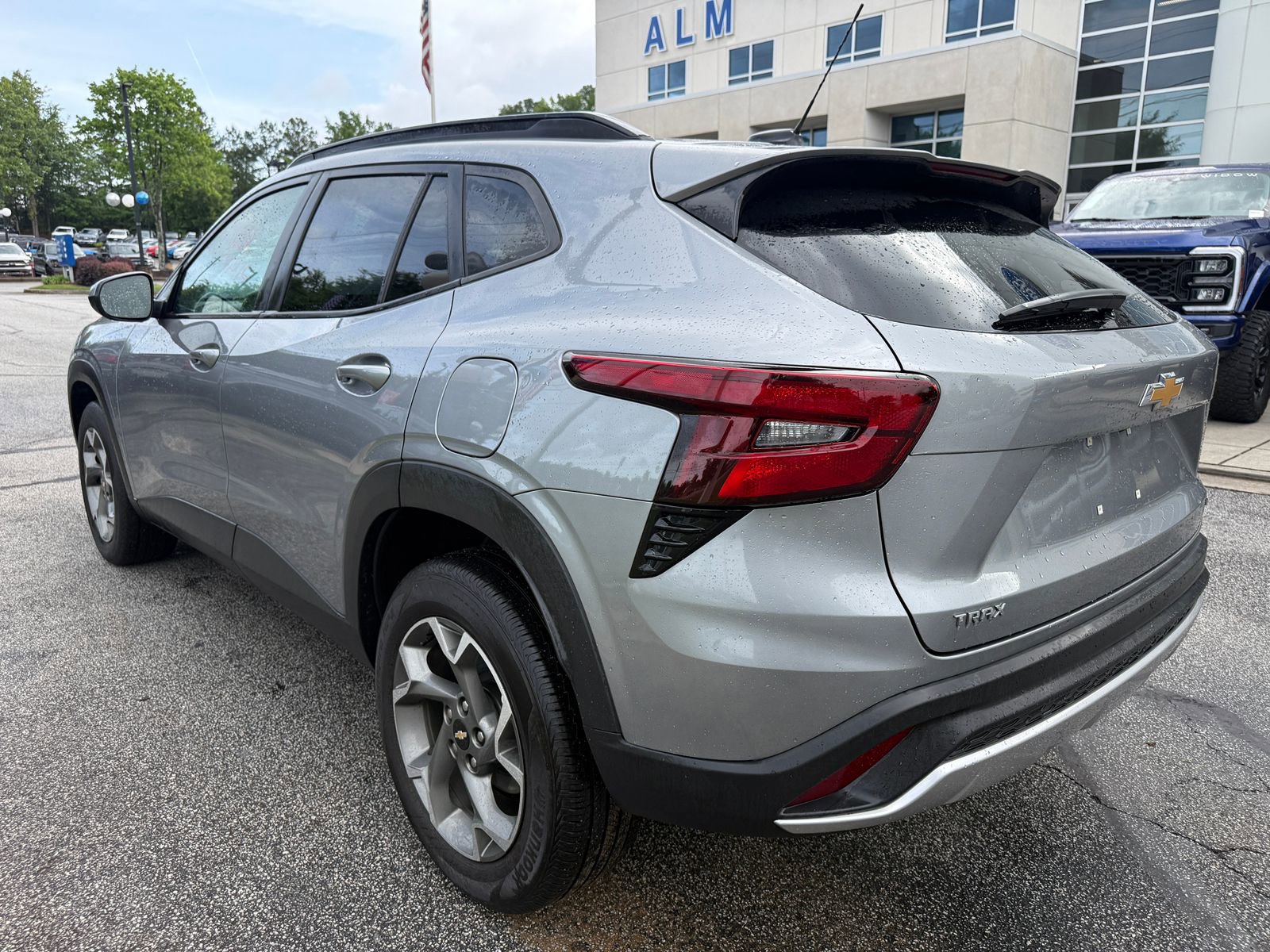 Used 2025 Chevrolet Trax LT w/ LT Convenience Package FWD image 9