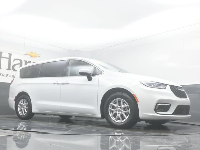 Used 2023 Chrysler Pacifica Touring-L FWD image 2