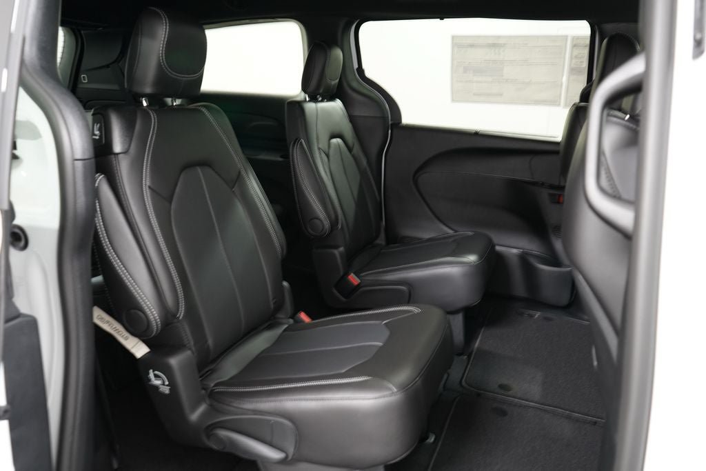New 2026 Chrysler Pacifica Select FWD image 23
