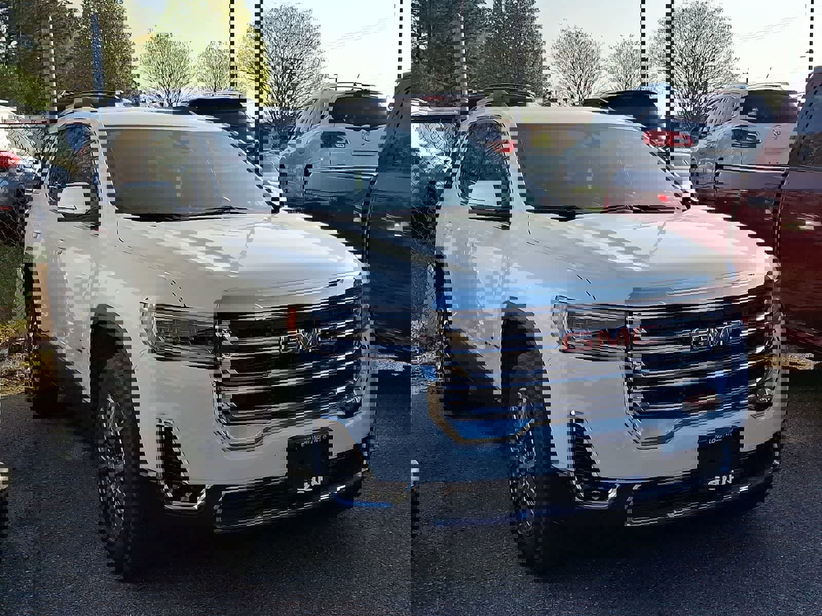 Used 2023 GMC Acadia SLT image 2