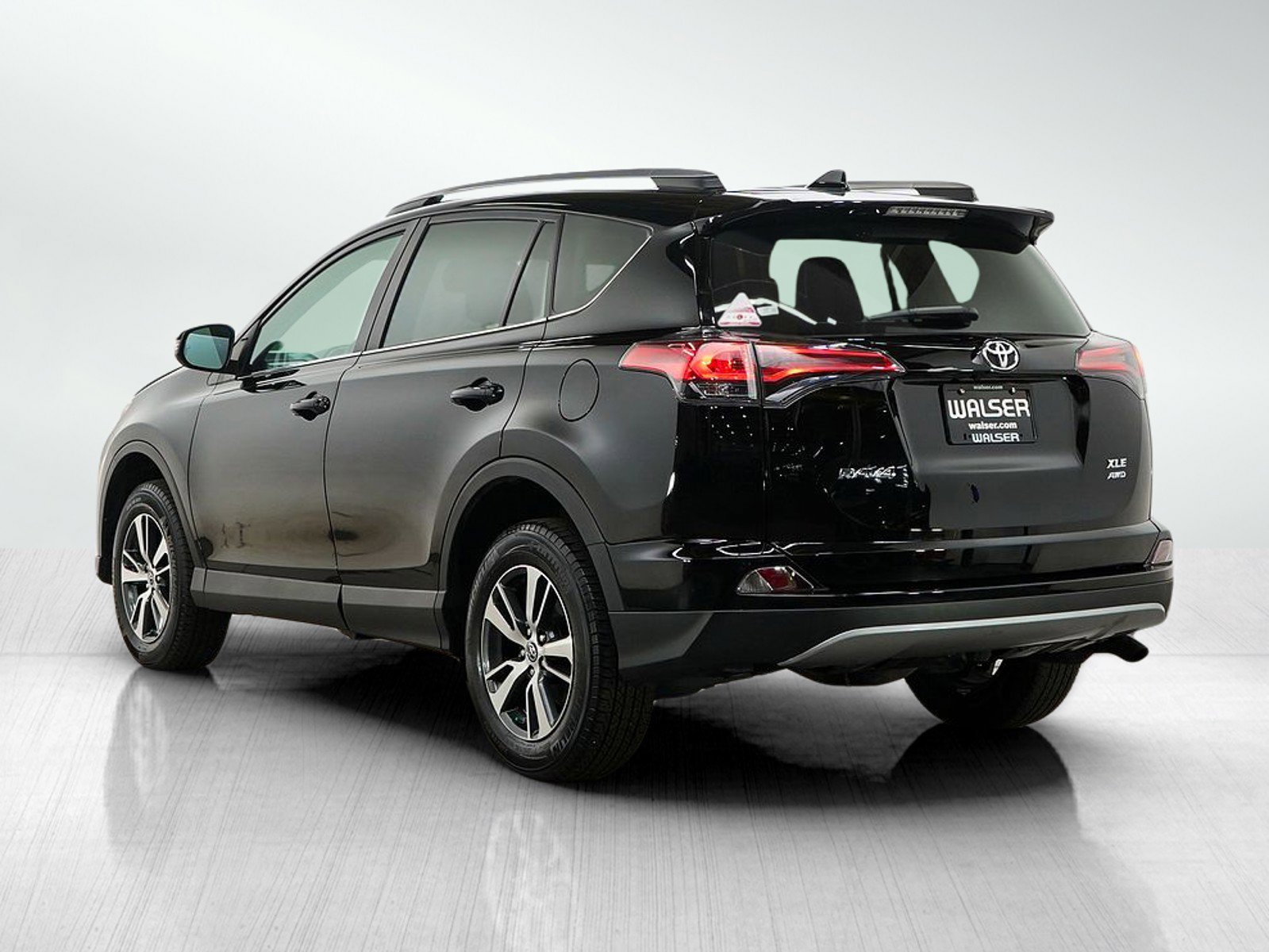 Used 2018 Toyota RAV4 XLE w/ Plus Extra Value Package AWD/4WD image 3