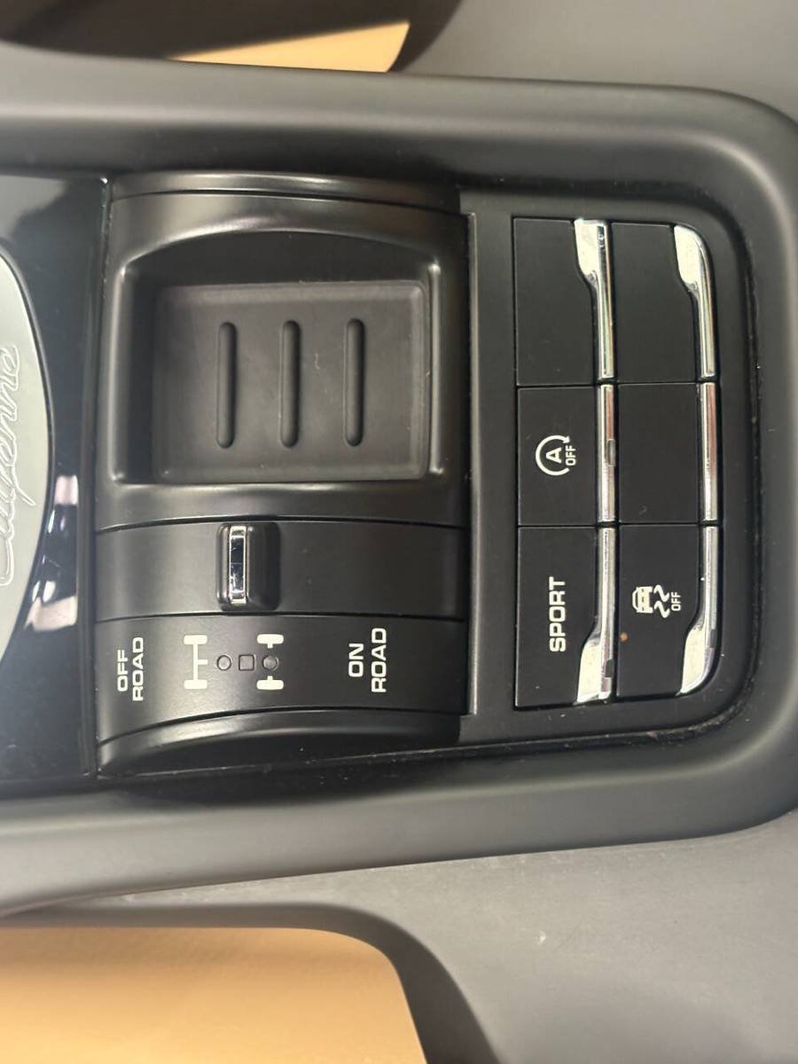Used 2014 Porsche Cayenne Platinum Edition AWD/4WD image 36