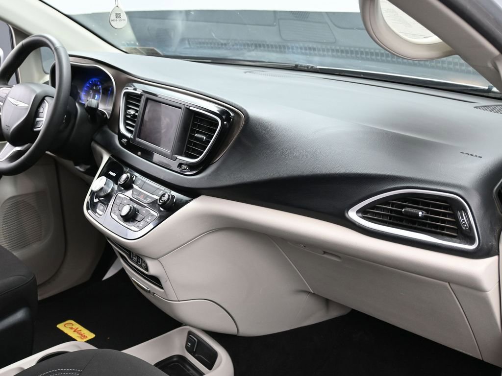 Used 2023 Chrysler Voyager LX image 35