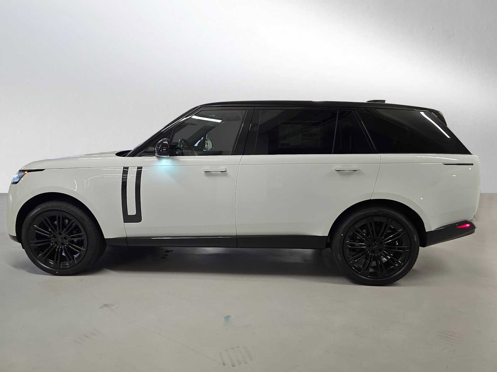 New 2026 Land Rover Range Rover Long Wheelbase SE AWD/4WD image 2