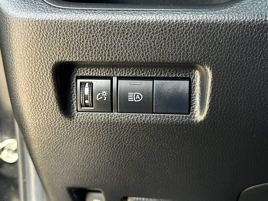 Used 2020 Toyota RAV4 LE AWD/4WD image 18