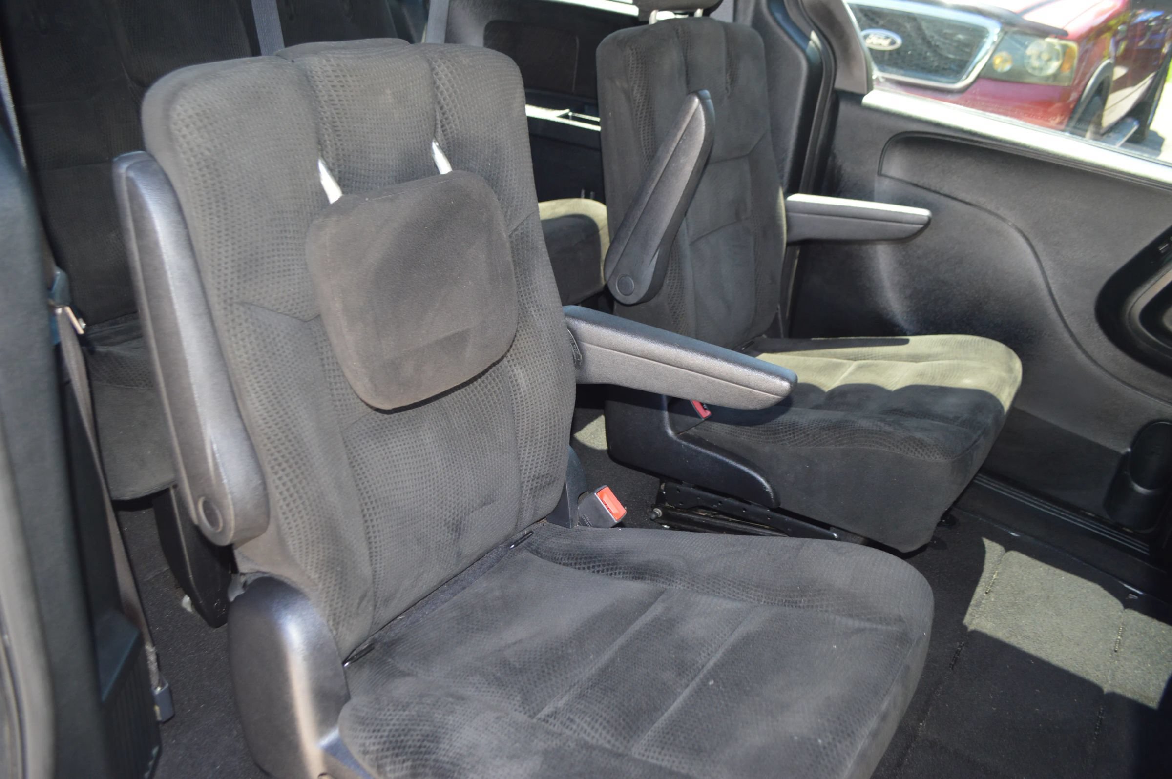 Used 2016 Dodge Grand Caravan SXT w/ UConnect Hands-Free Group FWD image 24