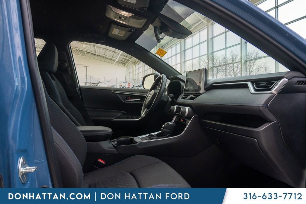Used 2024 Toyota RAV4 SE image 18