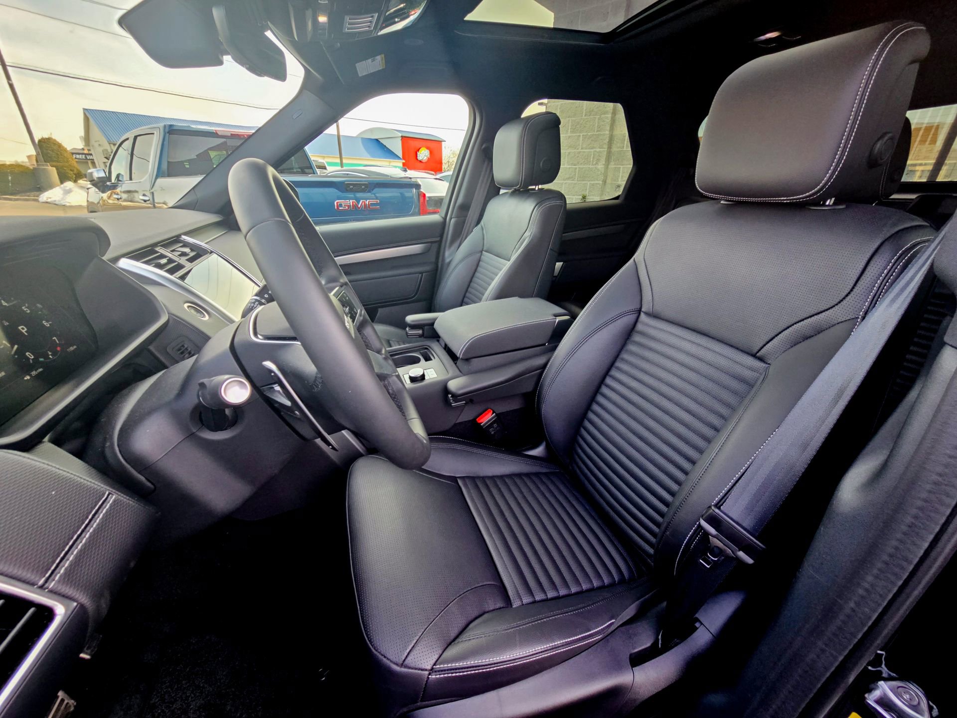 Used 2025 Land Rover Discovery Dynamic SE image 19