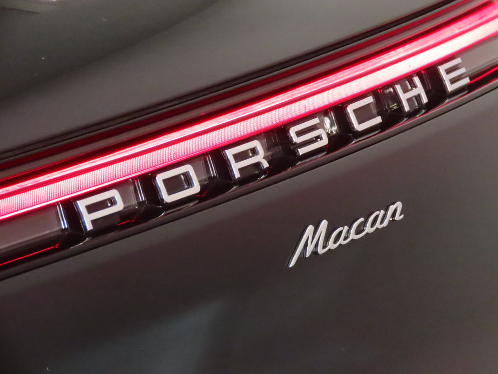 Certified 2026 Porsche Macan AWD/4WD image 12