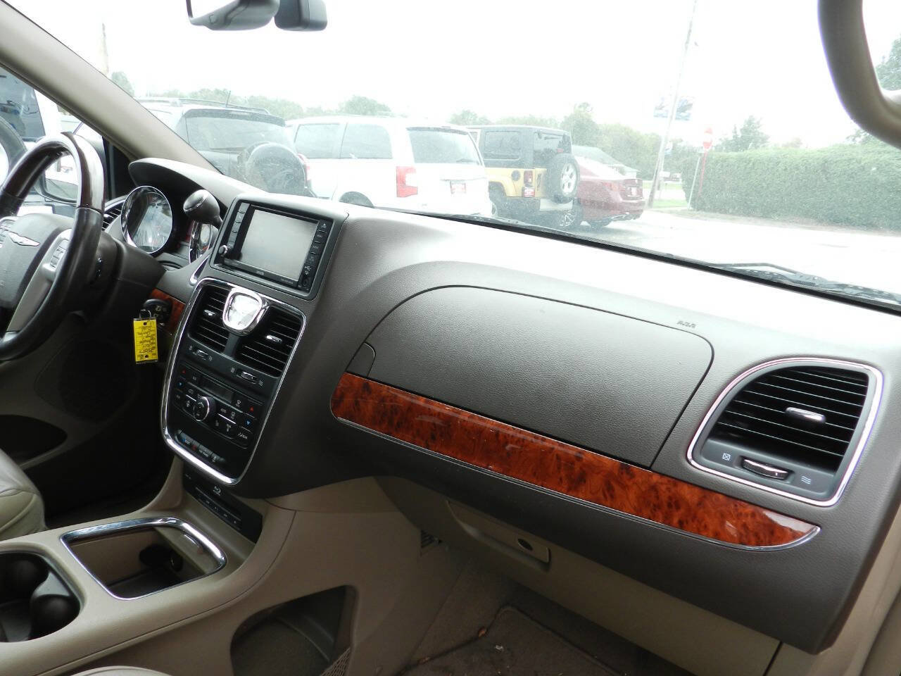 Used 2014 Chrysler Town & Country Limited w/ Luxury Group image 15