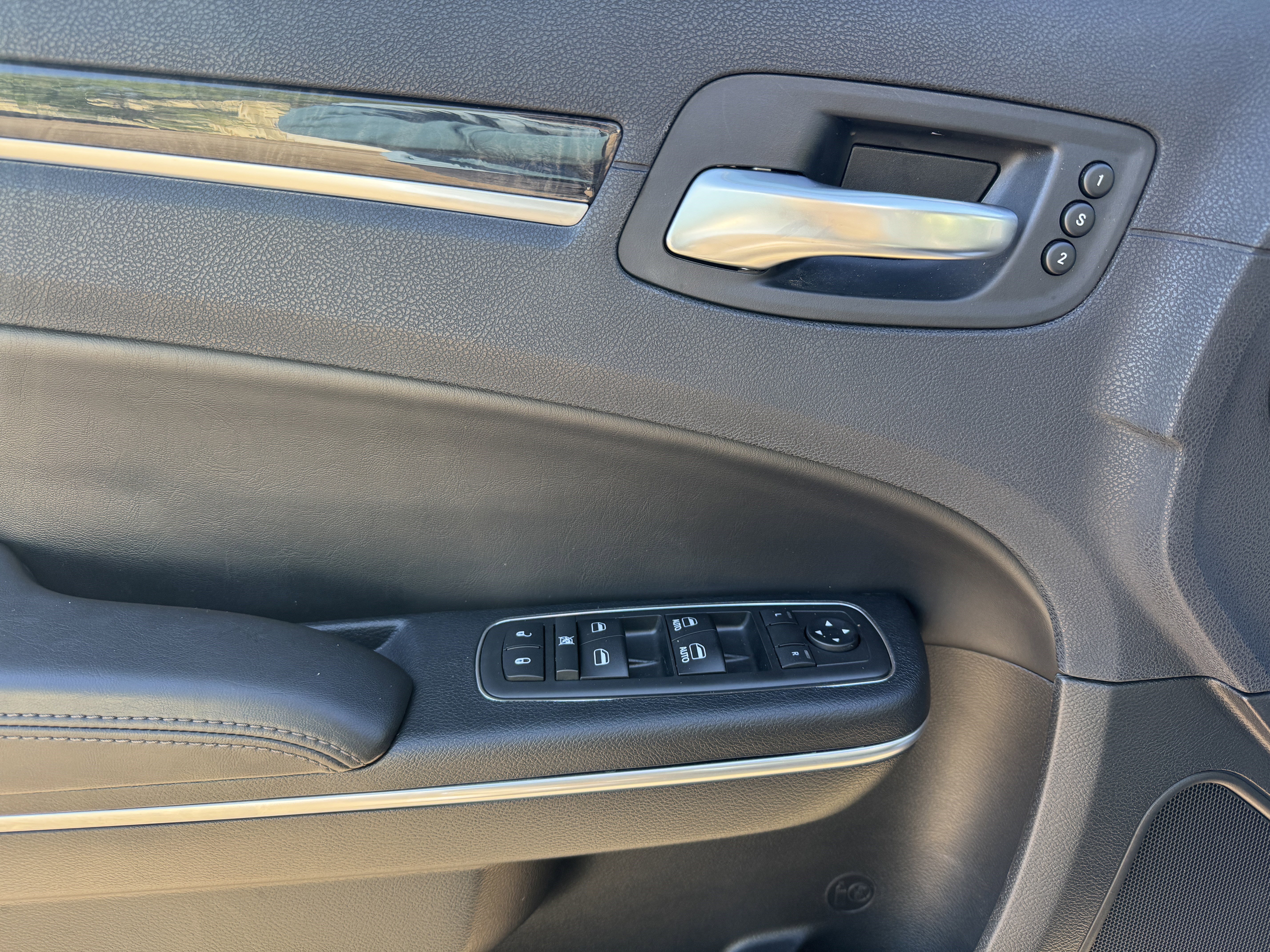 Used 2018 Chrysler 300 Limited w/ Safetytec Plus Group RWD image 9