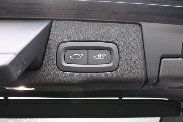 Used 2024 Volvo XC60 B5 Plus w/ Protection Package Premier AWD/4WD image 30