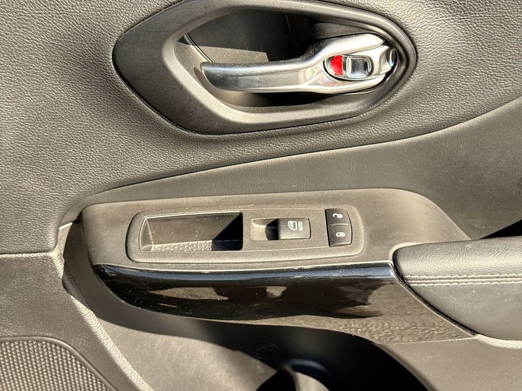 Used 2023 Jeep Cherokee Altitude Lux image 33