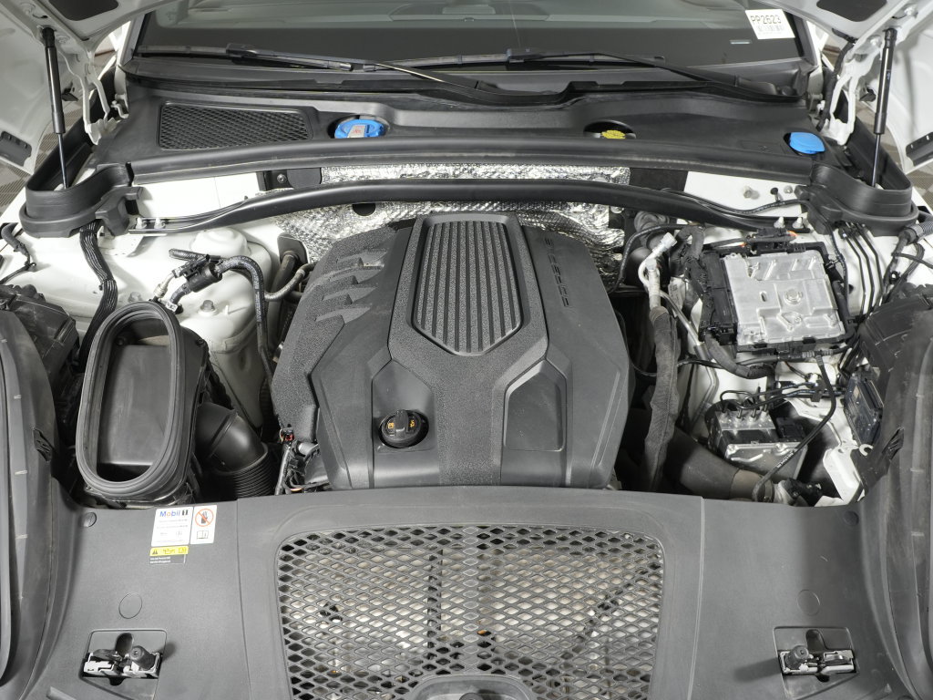 Certified 2023 Porsche Macan Turbo AWD/4WD image 42