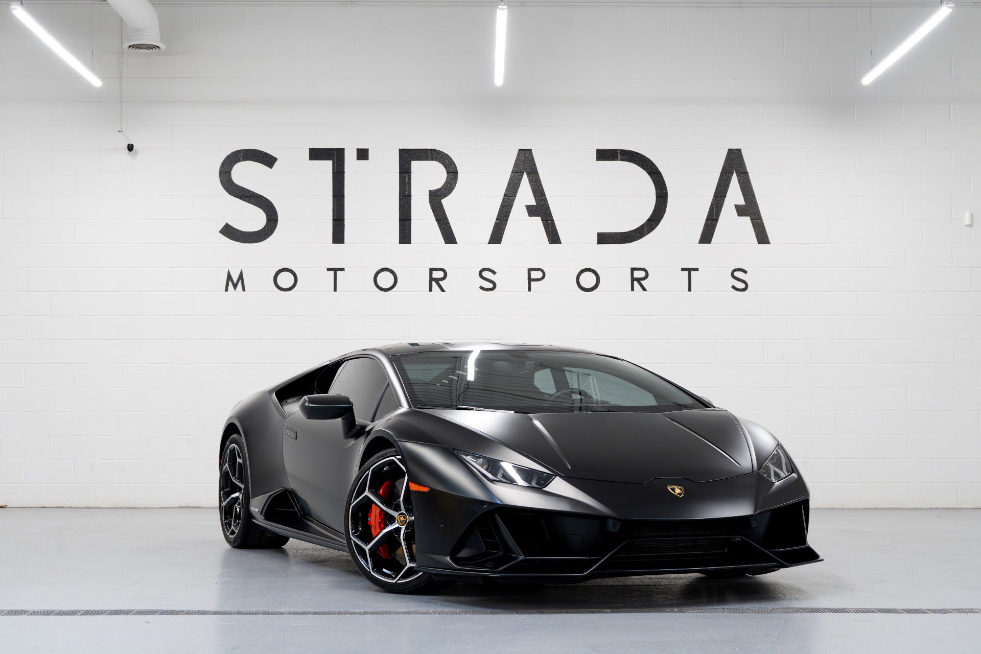 Used 2020 Lamborghini Huracan EVO image 2
