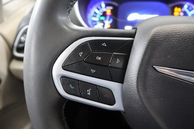 Used 2023 Chrysler Pacifica Touring-L FWD image 17