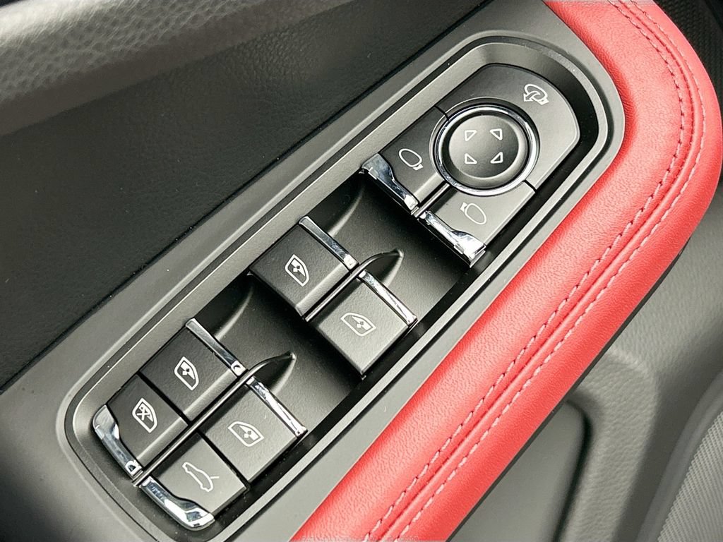 Used 2026 Porsche Macan AWD/4WD image 24