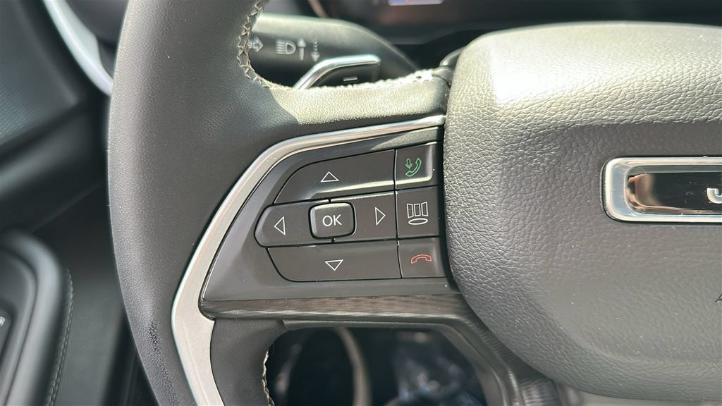 Used 2025 Jeep Grand Cherokee Altitude AWD/4WD image 14