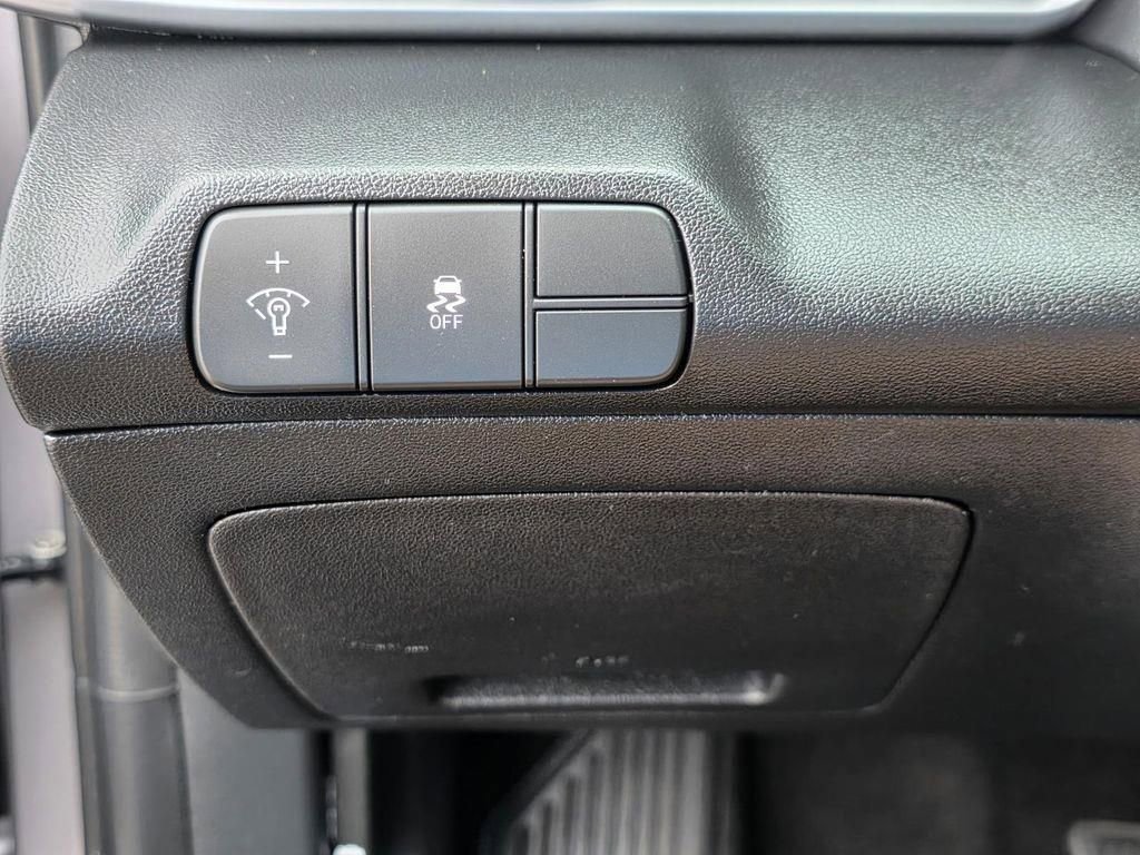 Used 2025 Hyundai Elantra SEL image 16