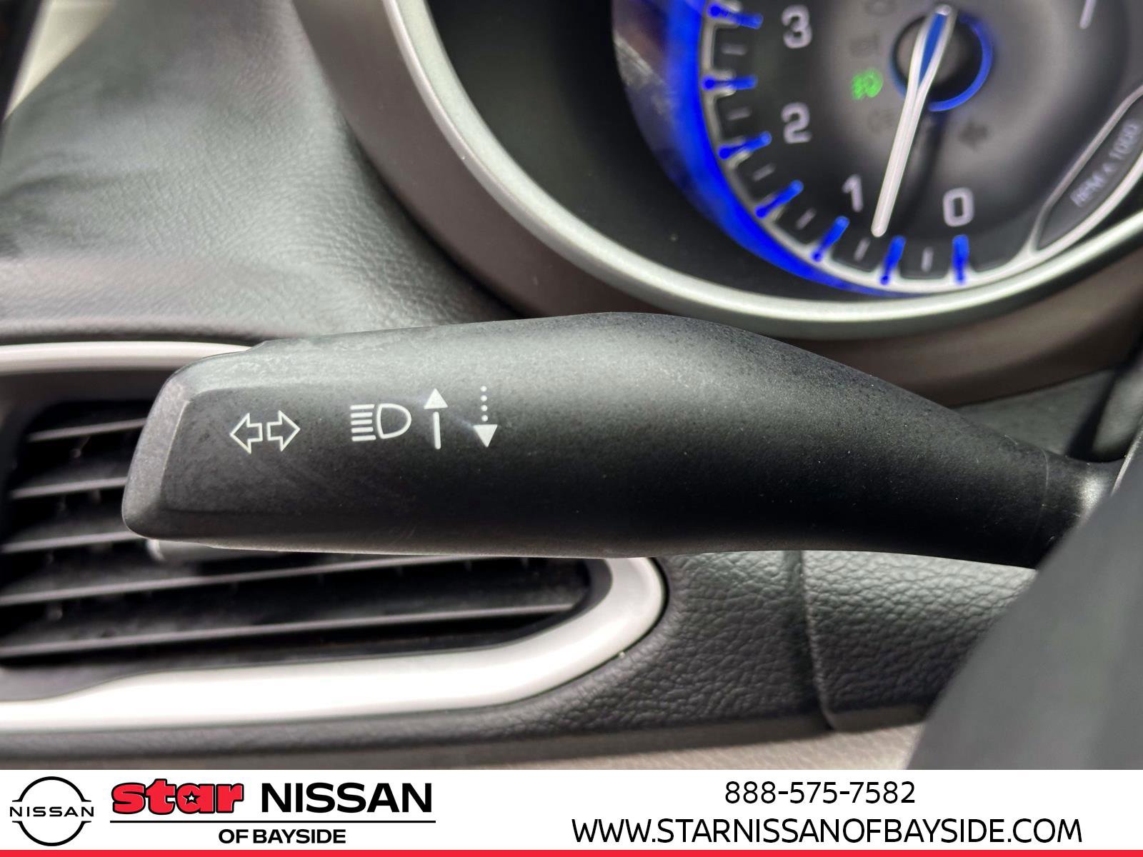 Used 2018 Chrysler Pacifica Touring-L image 29