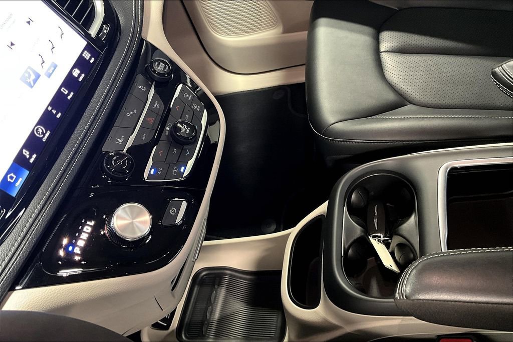 Used 2024 Chrysler Pacifica Select image 16