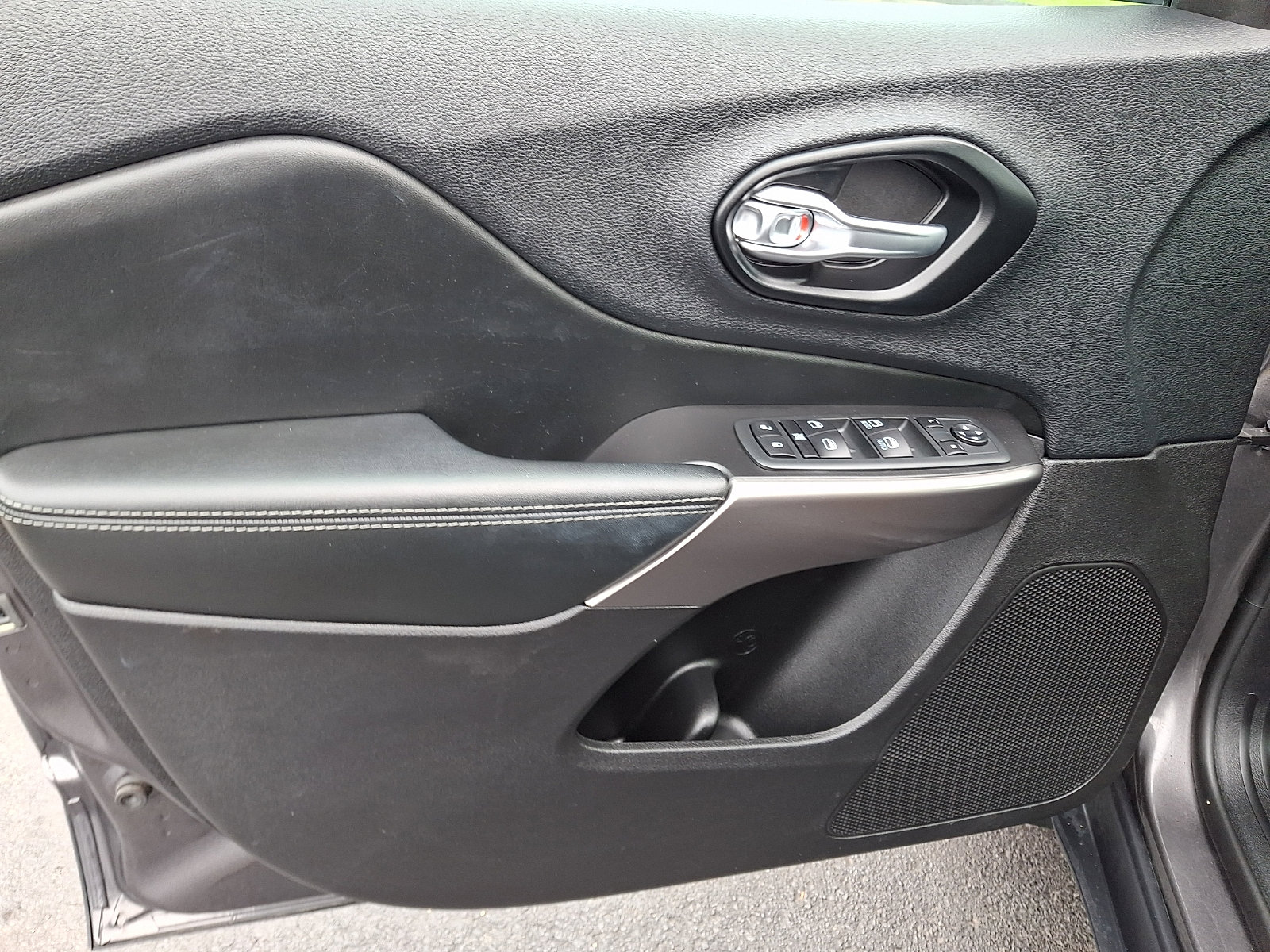 Used 2020 Jeep Cherokee Latitude Lux w/ Comfort/Convenience Group image 14