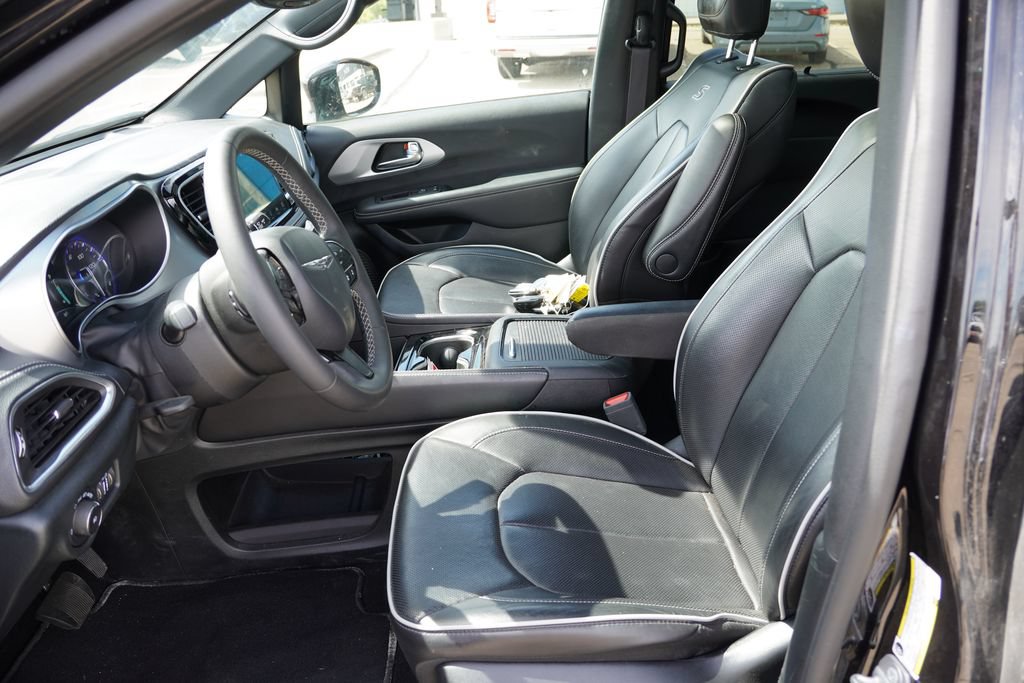 Used 2025 Chrysler Pacifica Limited FWD image 4