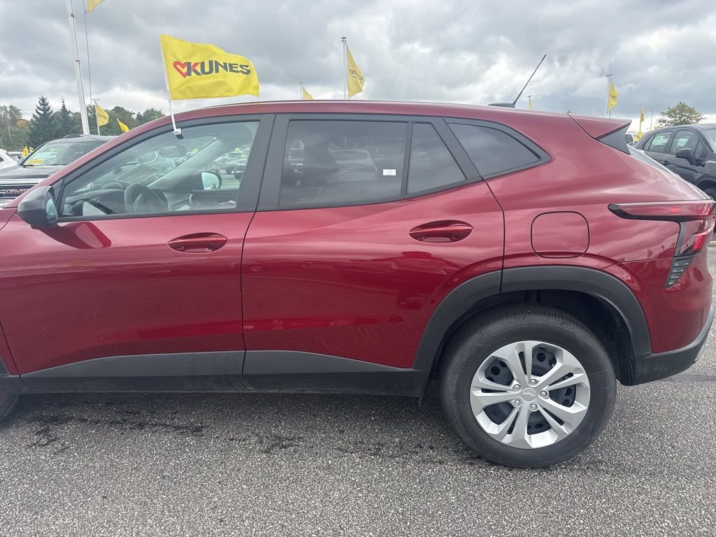 Used 2025 Chevrolet Trax LS image 7