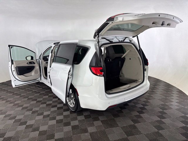 Used 2023 Chrysler Pacifica Touring-L FWD image 19