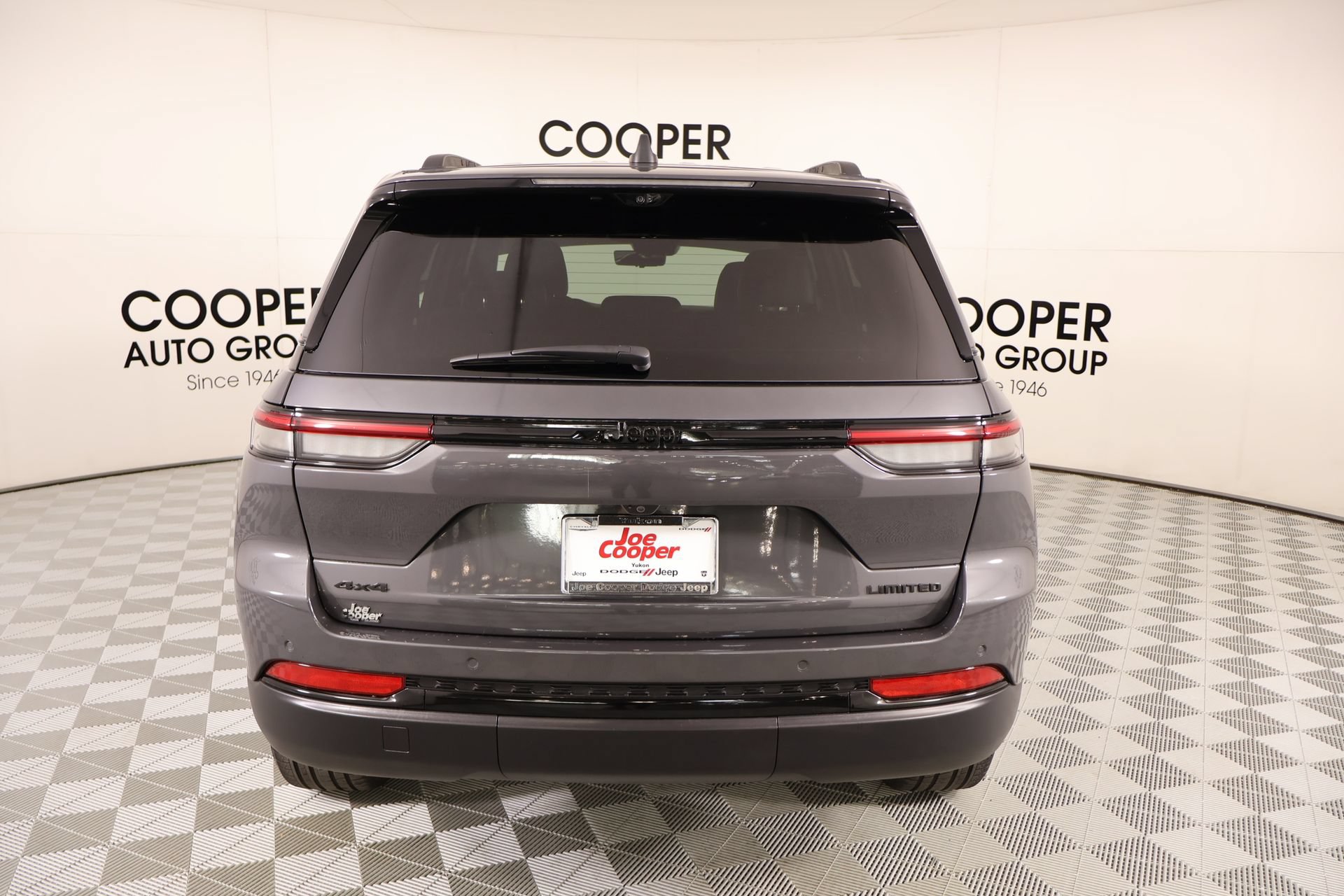 Used 2025 Jeep Grand Cherokee Limited w/ Luxury Tech Group II AWD/4WD image 23