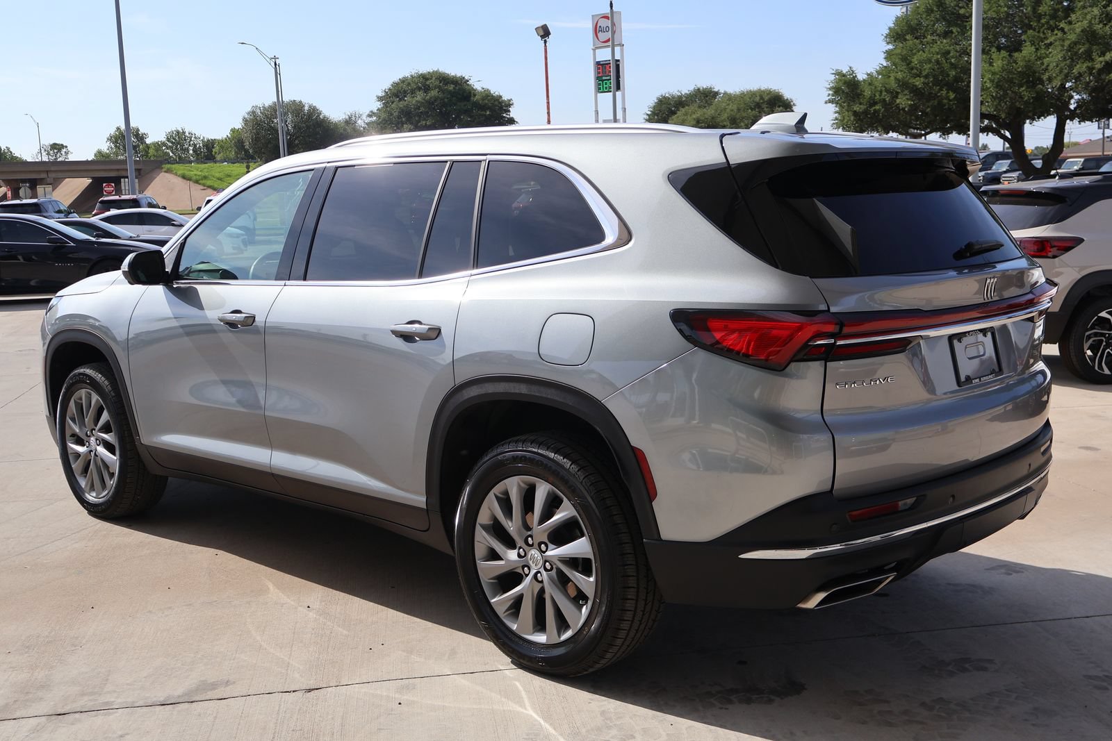 Used 2025 Buick Enclave Preferred FWD image 8