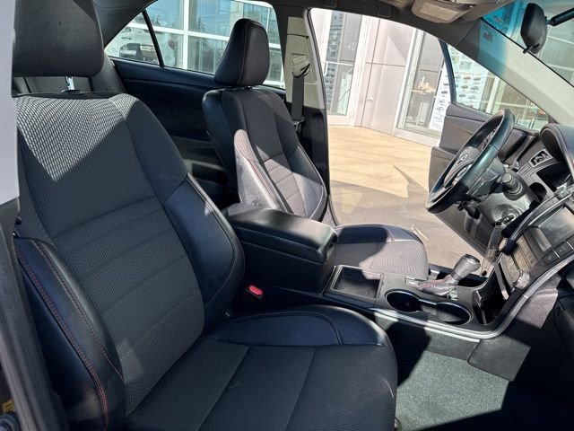Used 2017 Toyota Camry SE w/ Moonroof Package image 32