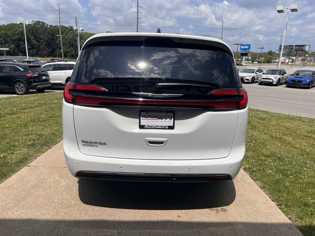 Used 2025 Chrysler Pacifica Select image 9
