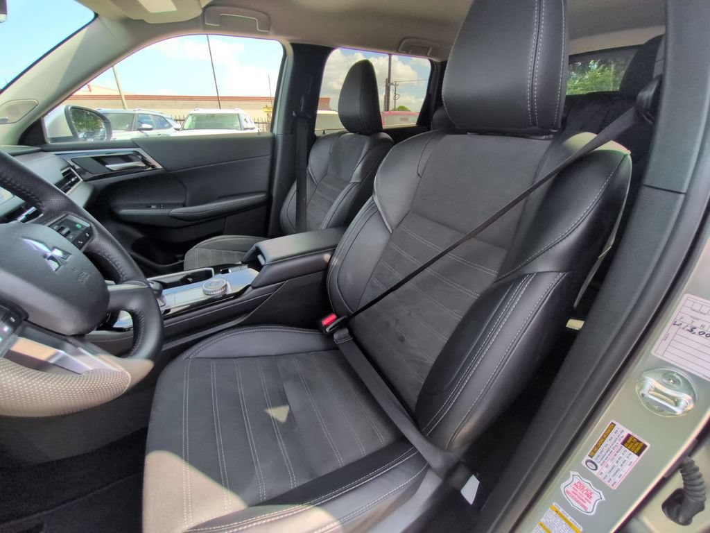 Used 2025 Mitsubishi Outlander SE AWD/4WD image 24