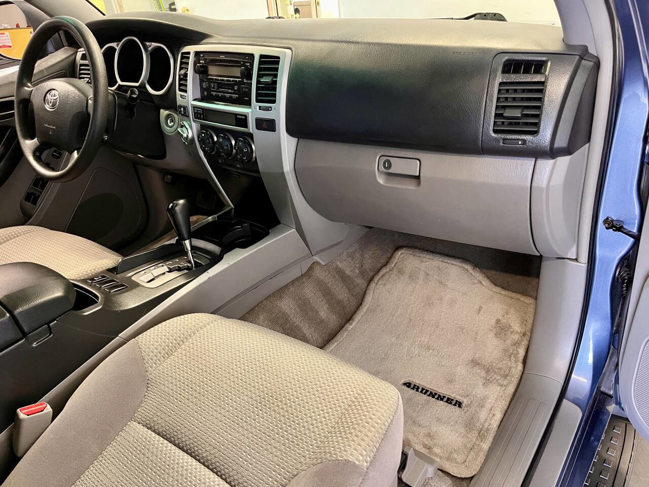 Used 2004 Toyota 4Runner SR5 AWD/4WD image 19