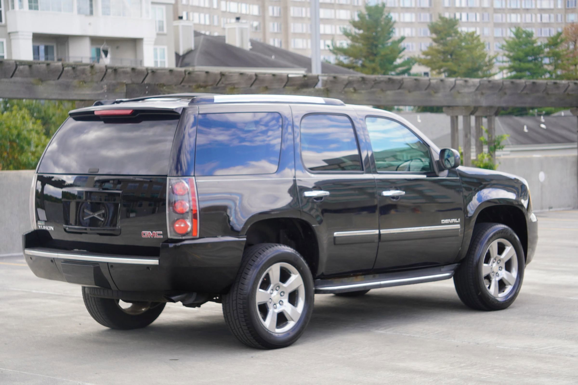 Used 2011 GMC Yukon Denali image 12