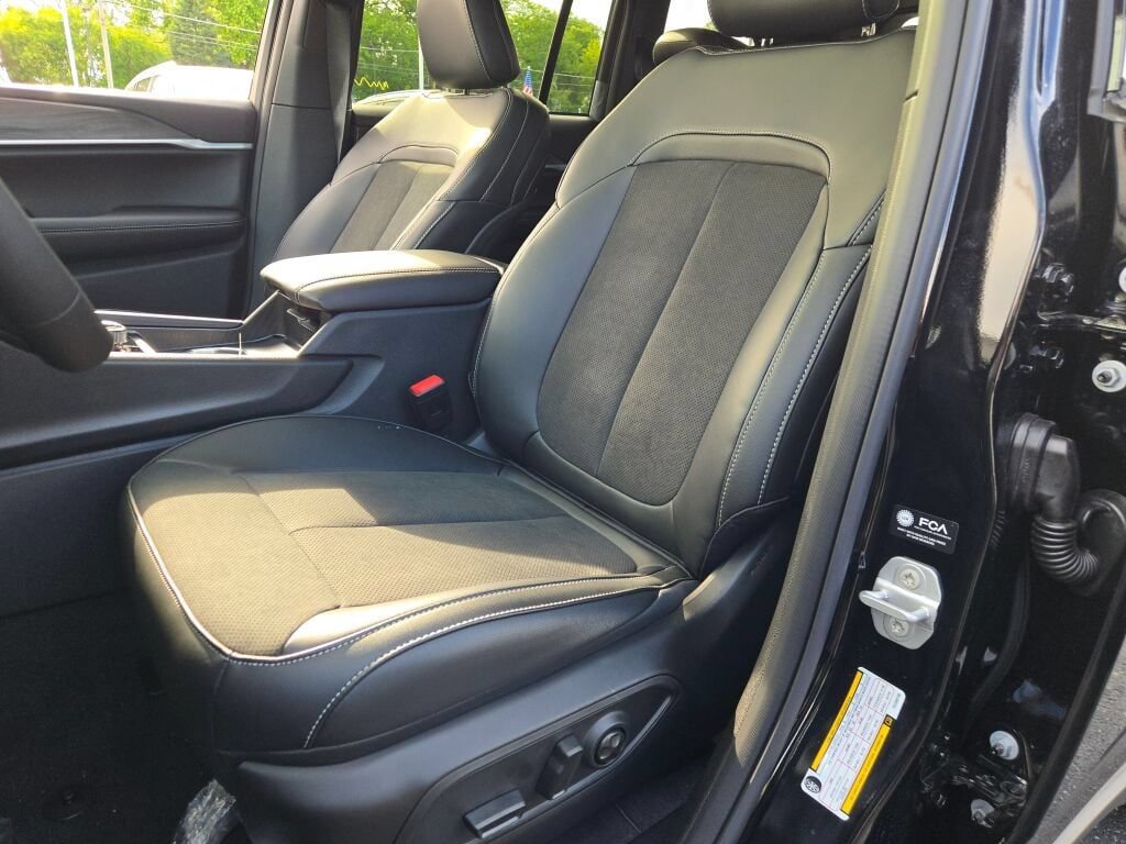 New 2026 Jeep Grand Cherokee Altitude AWD/4WD image 28