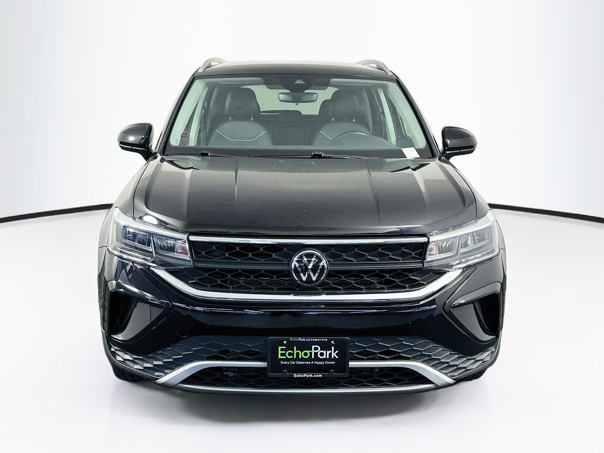 Used 2023 Volkswagen Taos SE FWD image 2