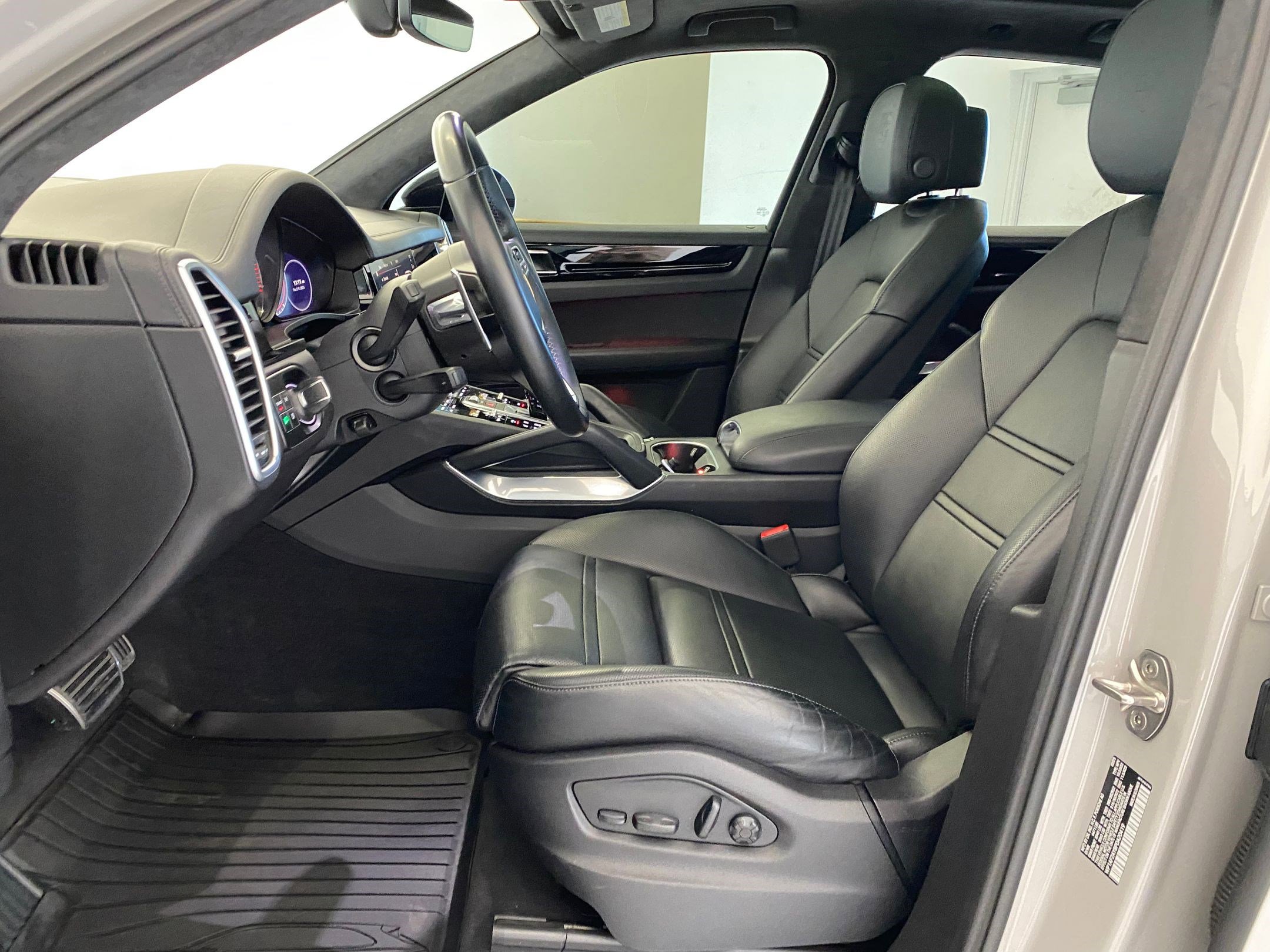 Certified 2023 Porsche Cayenne Turbo image 5