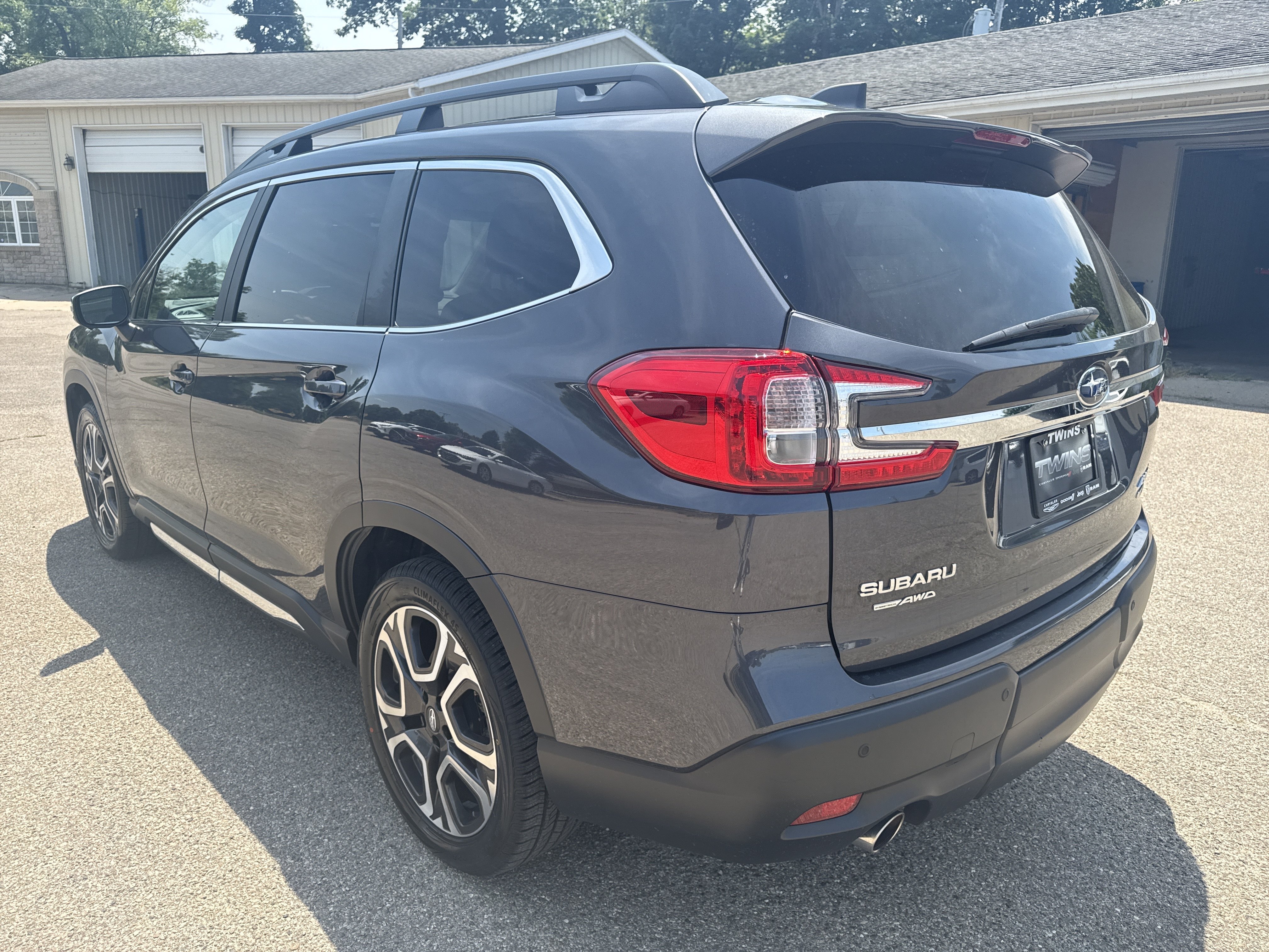 Used 2023 Subaru Ascent Limited w/ Technology Package AWD/4WD image 8