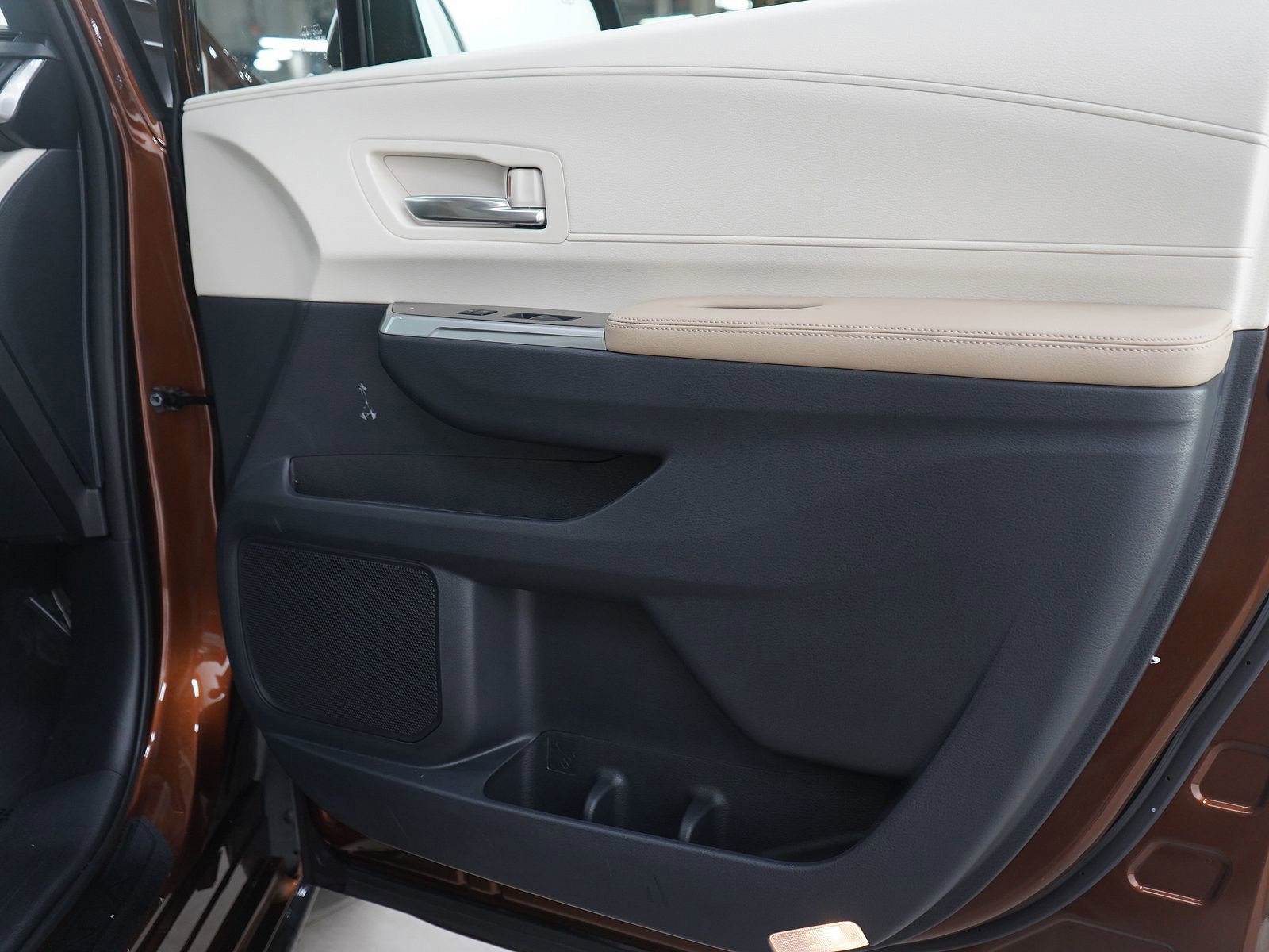 Used 2021 Toyota Sienna Limited image 11