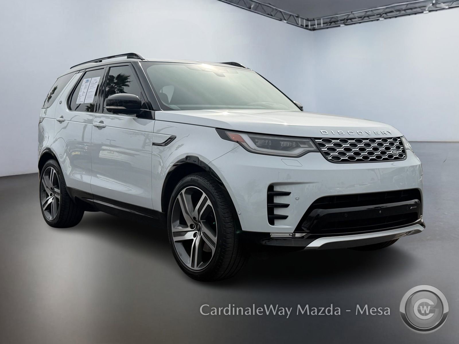 Used 2023 Land Rover Discovery Metropolitan Edition AWD/4WD image 2