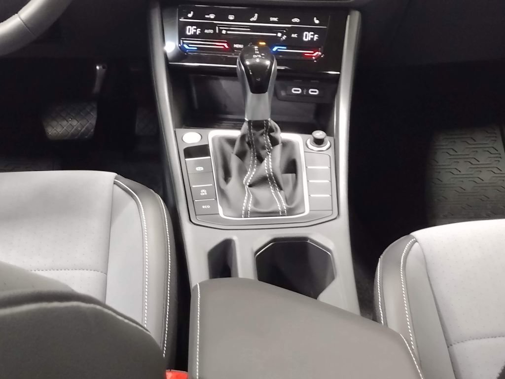 New 2025 Volkswagen Jetta SE image 31